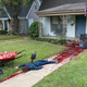 Ilustración para el artículo titulado La policía acude varias veces a la casa de un hombre en Texas alertada por su sangrienta decoración de Halloween